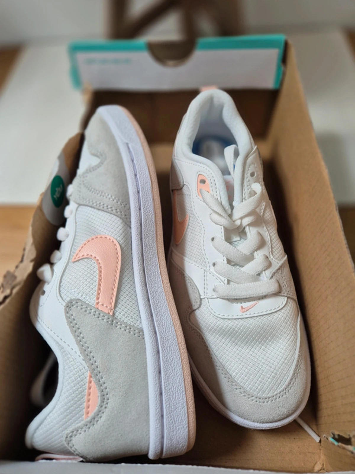 Nike SB alleyoop 3.5 uk. White/Coral New