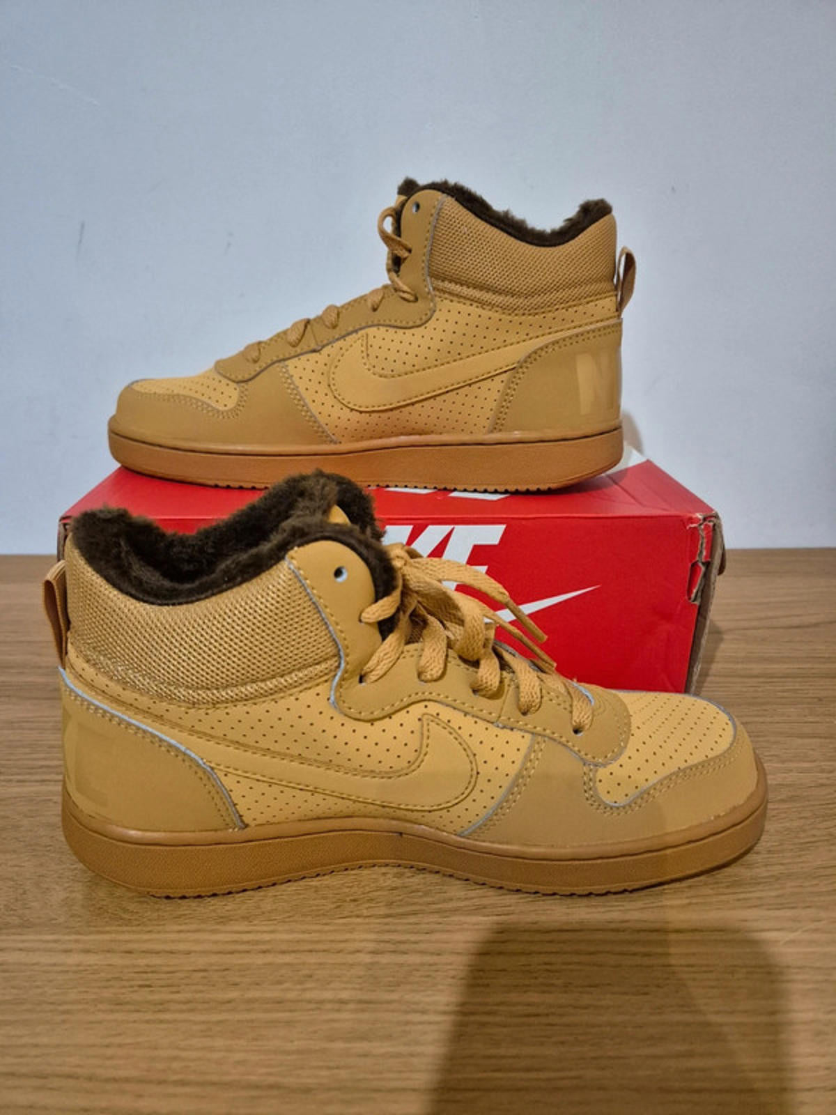 Nike Court Borough Mid wntr in Haystack UK 5 new
