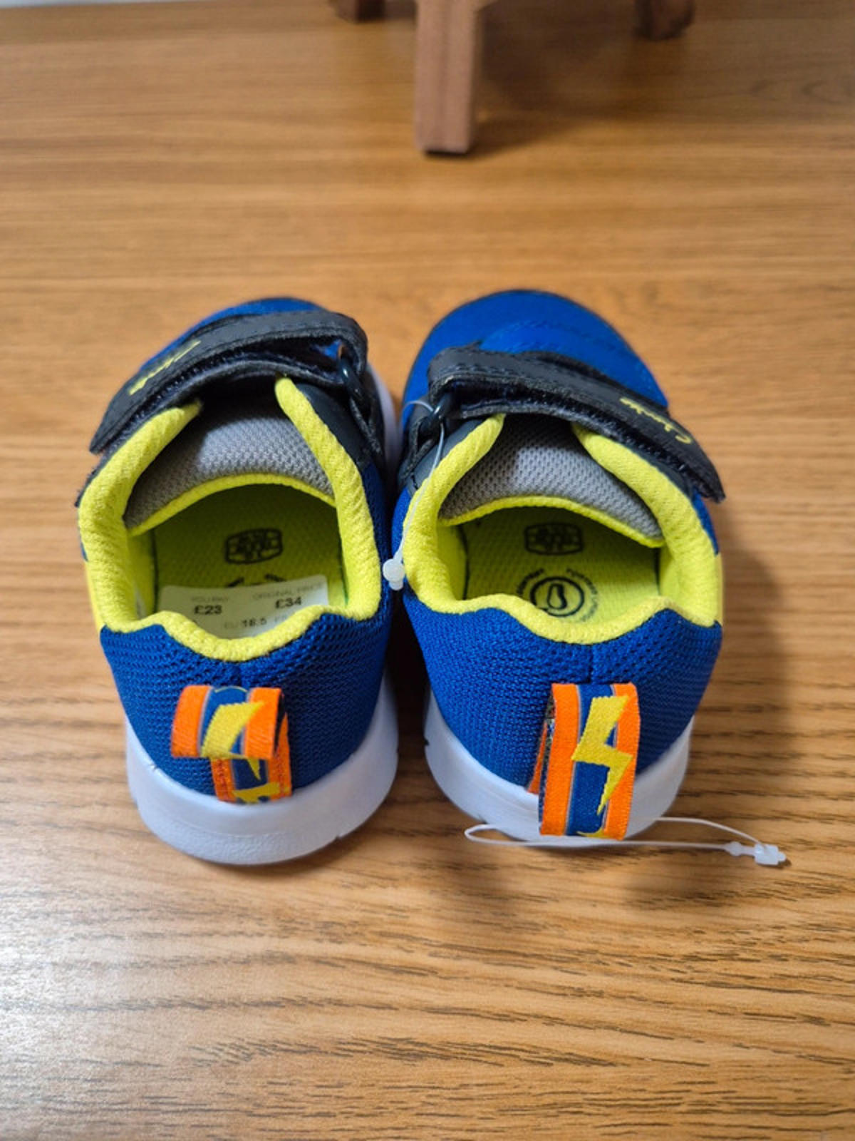 Clarks unisex Velcro Shoes New UK 3