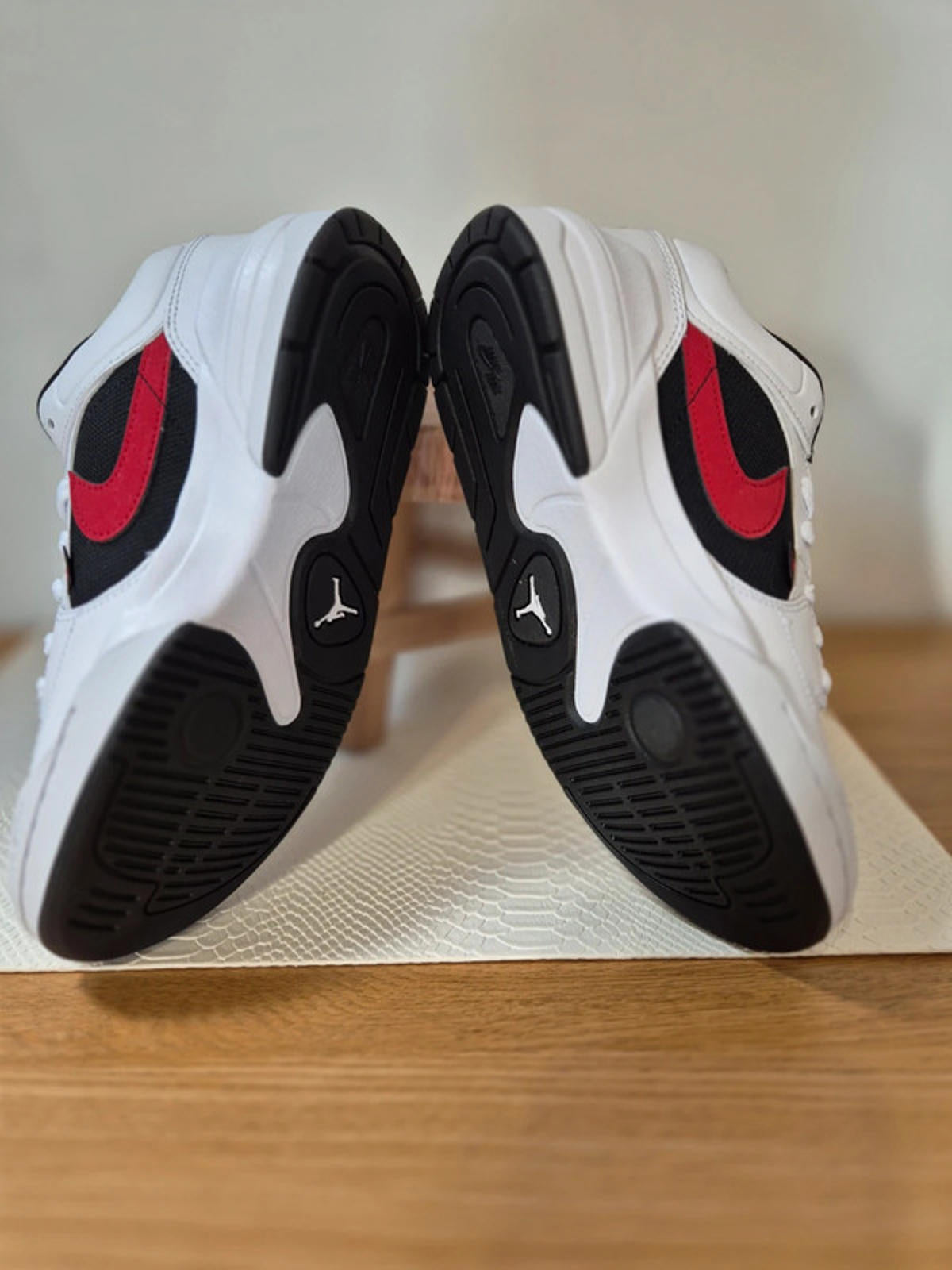 Nike Jordan Stadium 90White Black Gym Red
Size 5