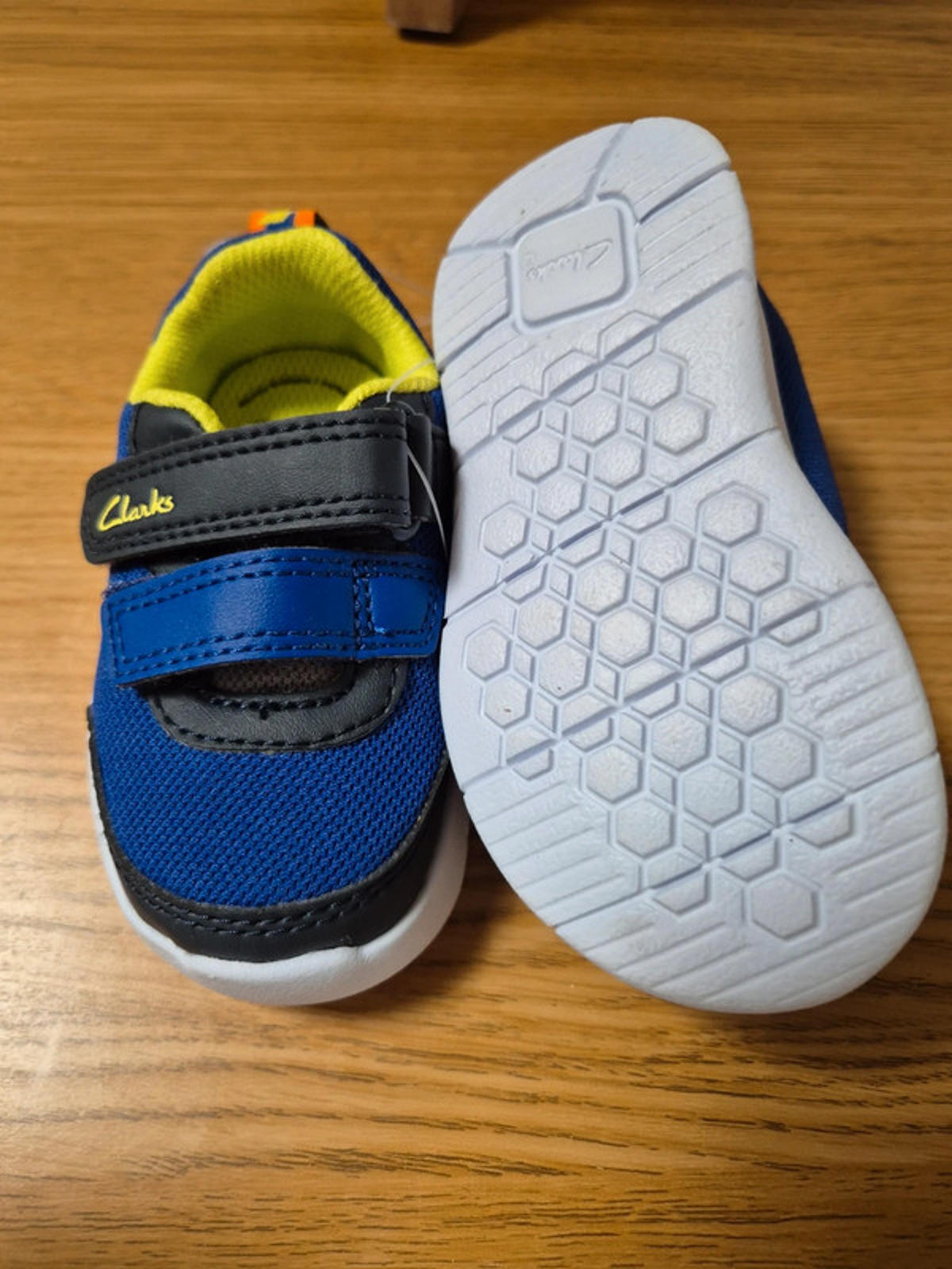 Clarks unisex Velcro Shoes New UK 3