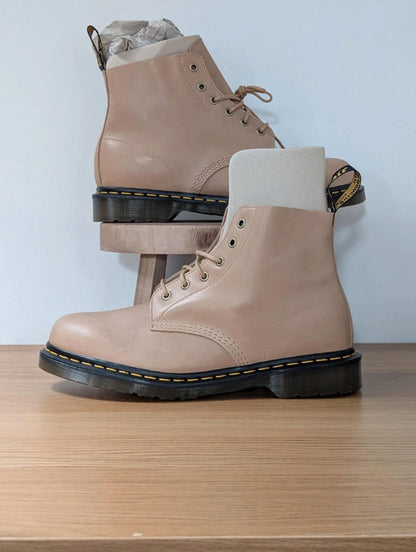 Dr Martens Carrara Beige