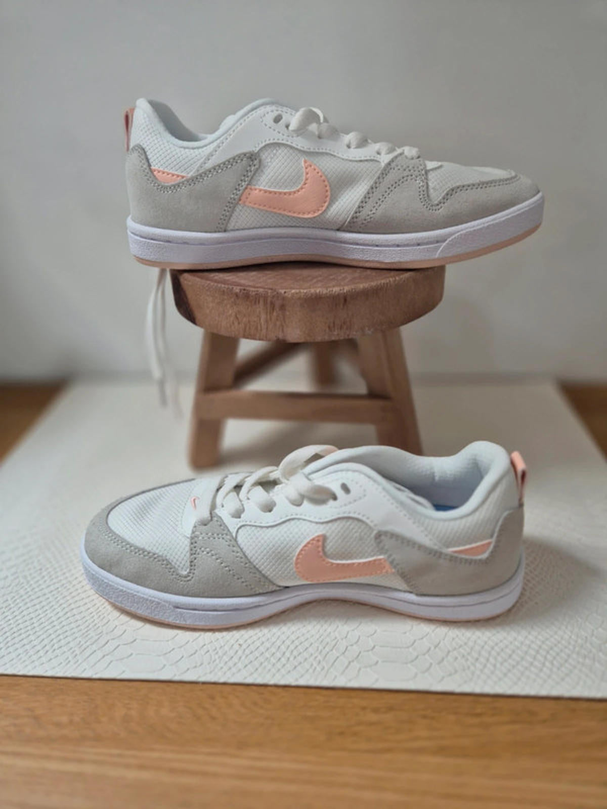 Nike SB alleyoop 3.5 uk. White/Coral New