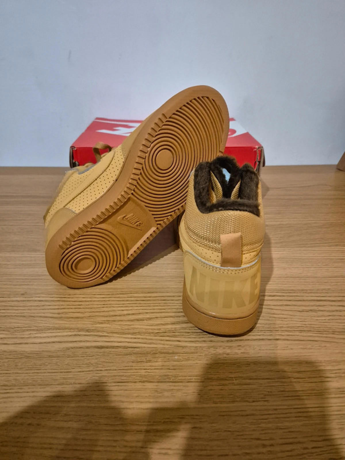 Nike Court Borough Mid wntr in Haystack UK 5 new