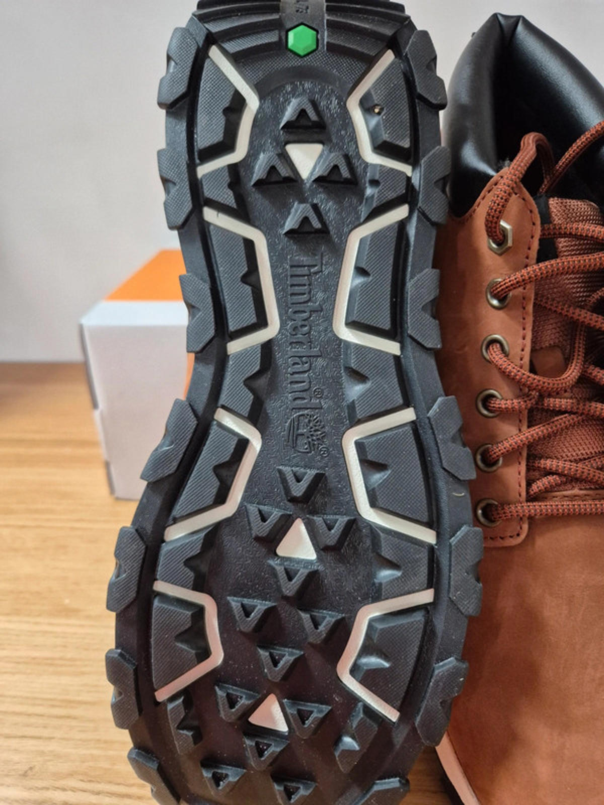 Timberland Winsor Chukka Medium Brown  new with box rrp £140