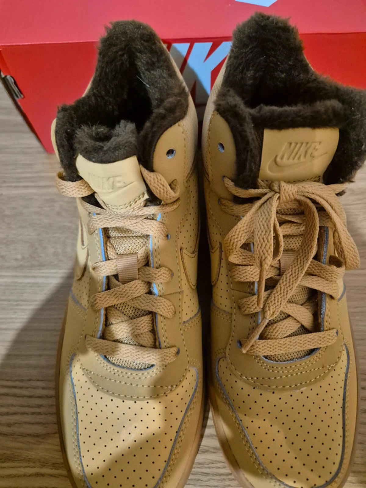 Nike Court Borough Mid wntr in Haystack UK 5 new