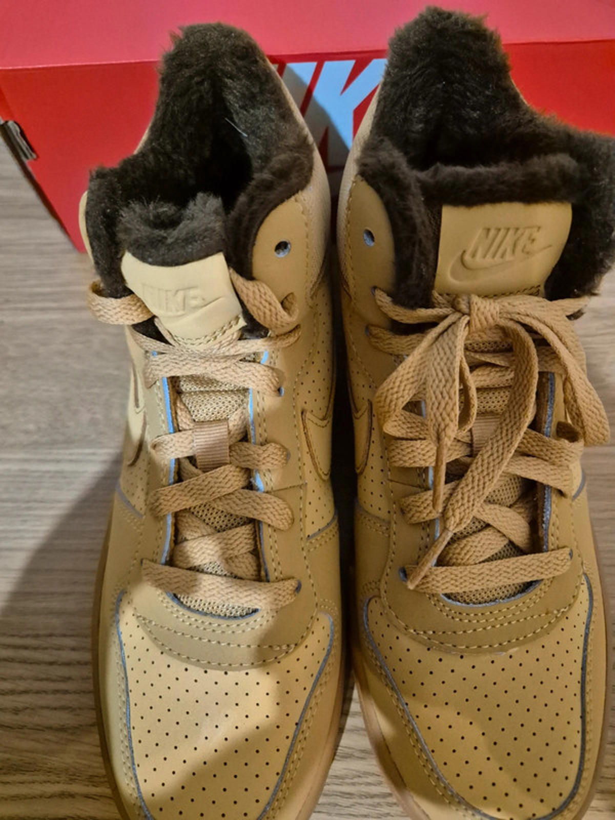 Nike Court Borough Mid wntr in Haystack UK 5 new